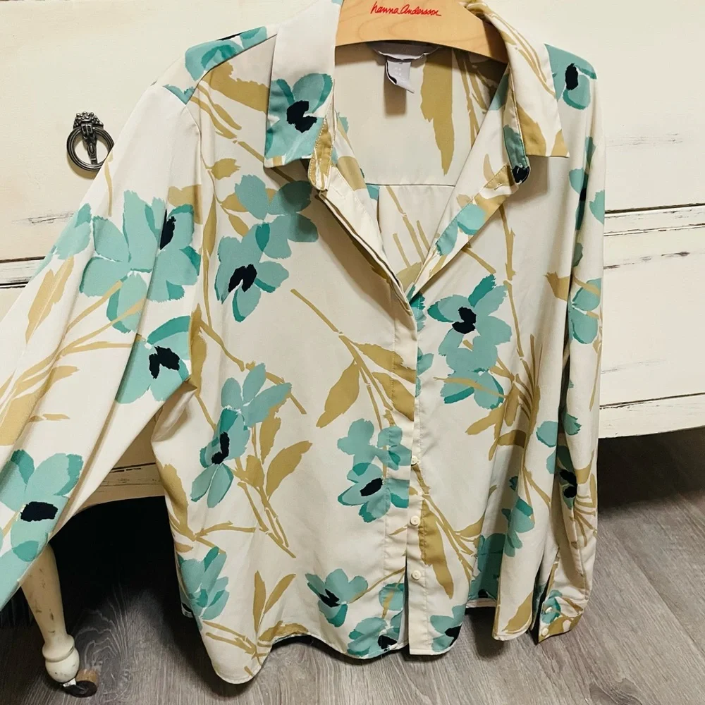Sale!! Floral Button-Up Blouse - Picture 3 of 4